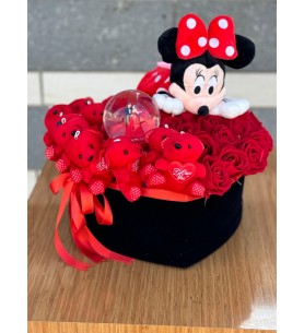 kalpli büyük kutuda Mickey mause, kar küresi, peluş ayıcık, yapay gül aranjmanı