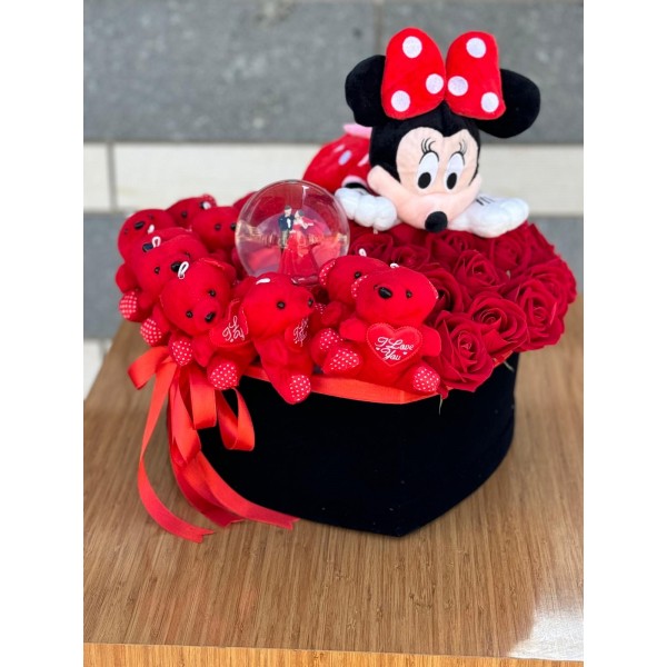 kalpli büyük kutuda Mickey mause, kar küresi, peluş ayıcık, yapay gül aranjmanı